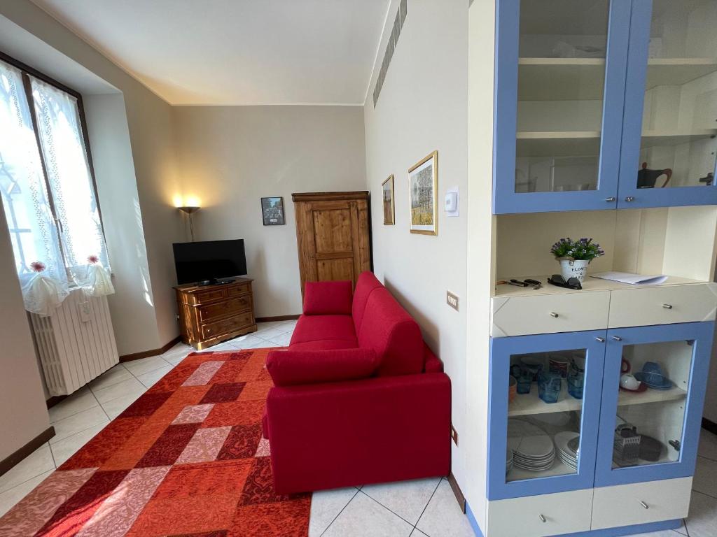帕代诺杜尼亚诺Appartamento “Liberty”的客厅配有红色沙发和电视
