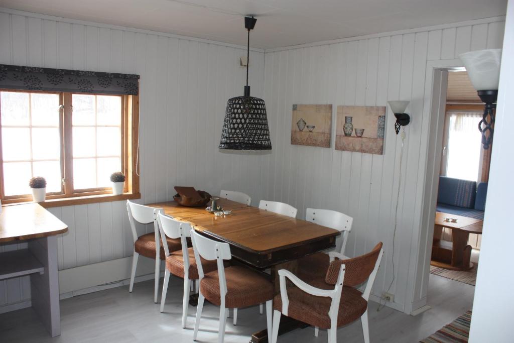 SkåbuBustad Hyttetun的一间带木桌和椅子的用餐室