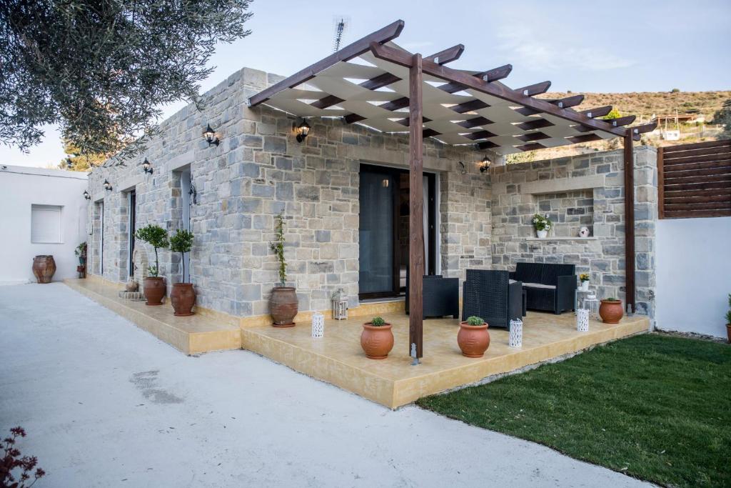 卡米拉日Villa Mira的石屋,有凉棚和盆栽植物