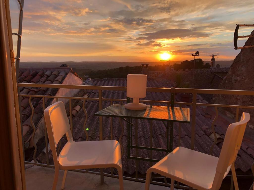 BaudinardMaison Provence à Baudinard-sur-Verdon的阳台的桌椅享有日落美景