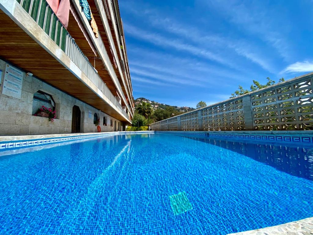 罗列特海岸Apartamento con vistas a Mar en Lloret de Mar的大楼旁的大型游泳池