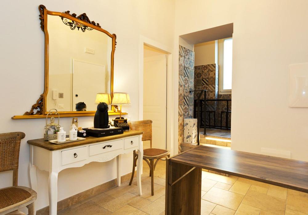 文蒂米利亚Casa Porta Marina的浴室设有梳妆台和墙上的镜子