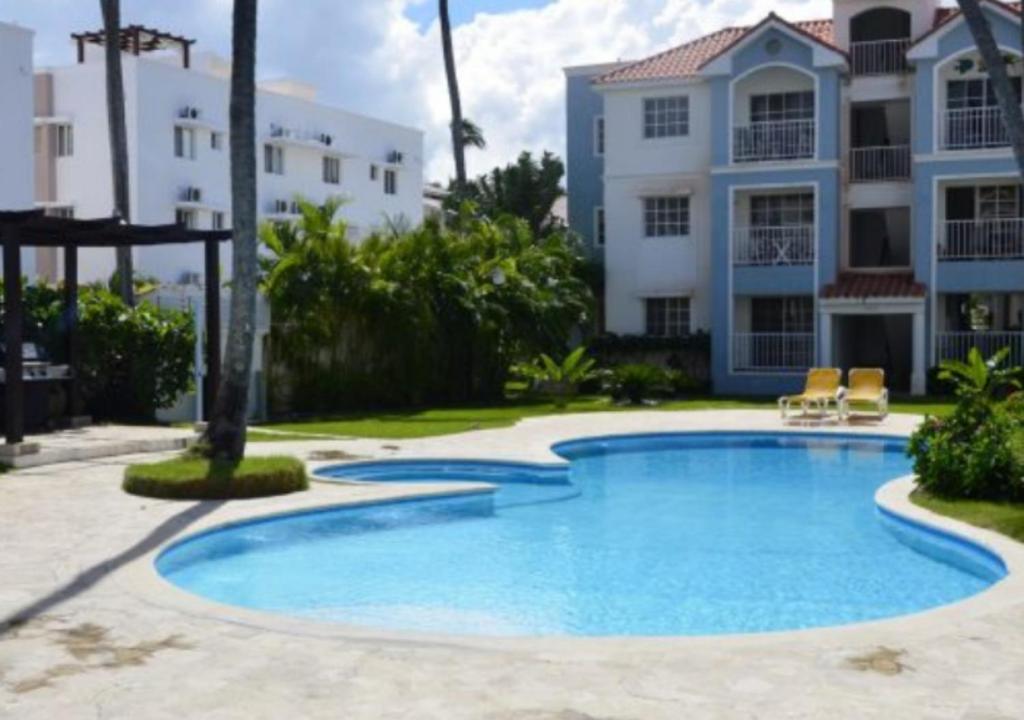 蓬塔卡纳BAVARO PUNTA CANA Apartamento con Piscina的大楼前的游泳池