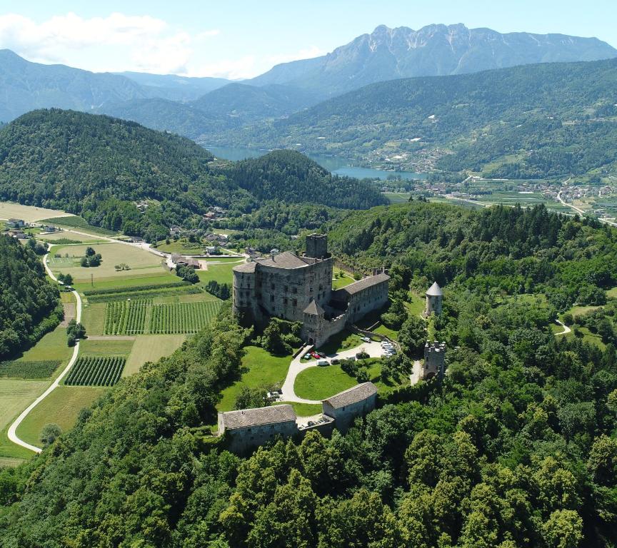 佩尔吉内瓦尔苏加纳Castel Pergine的享有山脉城堡的空中景致