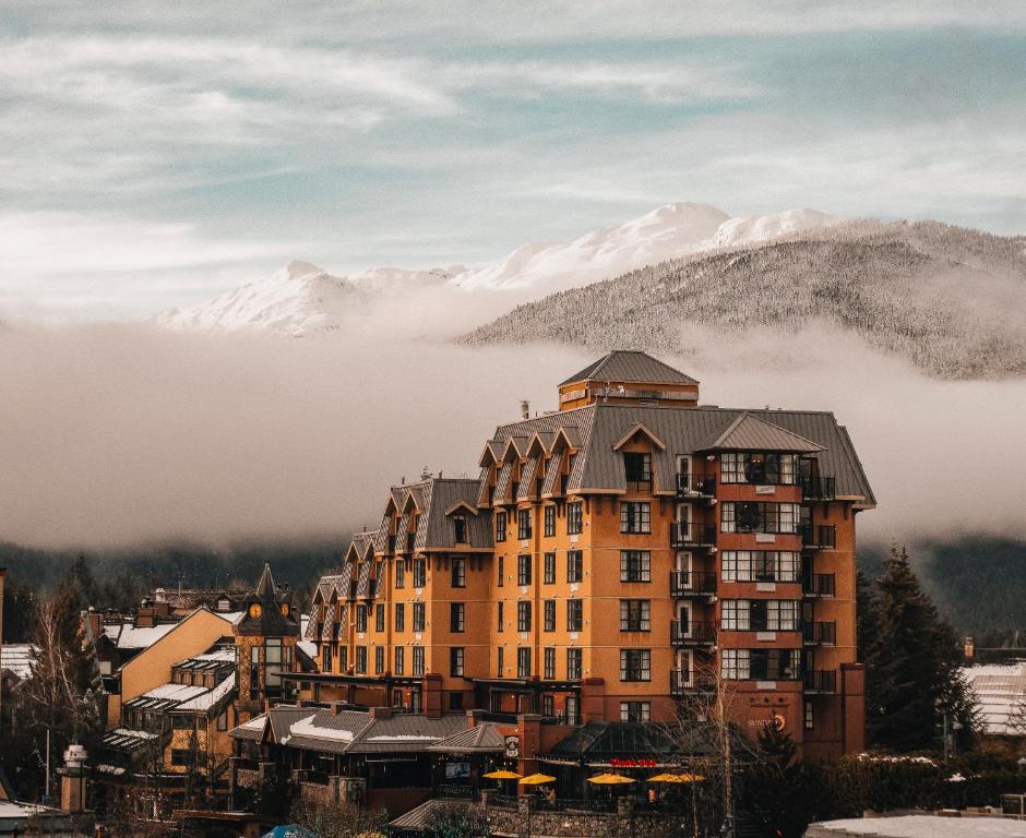 惠斯勒Sundial Hotel的一座大建筑,背景是一座山