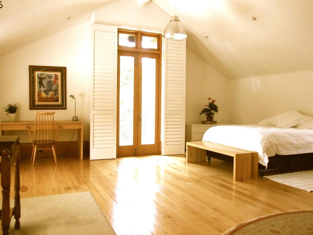 约翰内斯堡The Loft的一间卧室配有一张床、一张书桌和一个窗户。