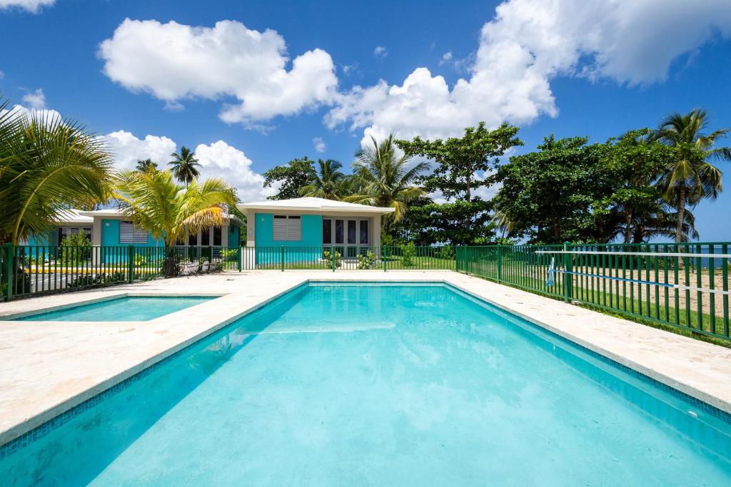 阿瓜达Villas at Aguada Sea Beach的房屋前的游泳池