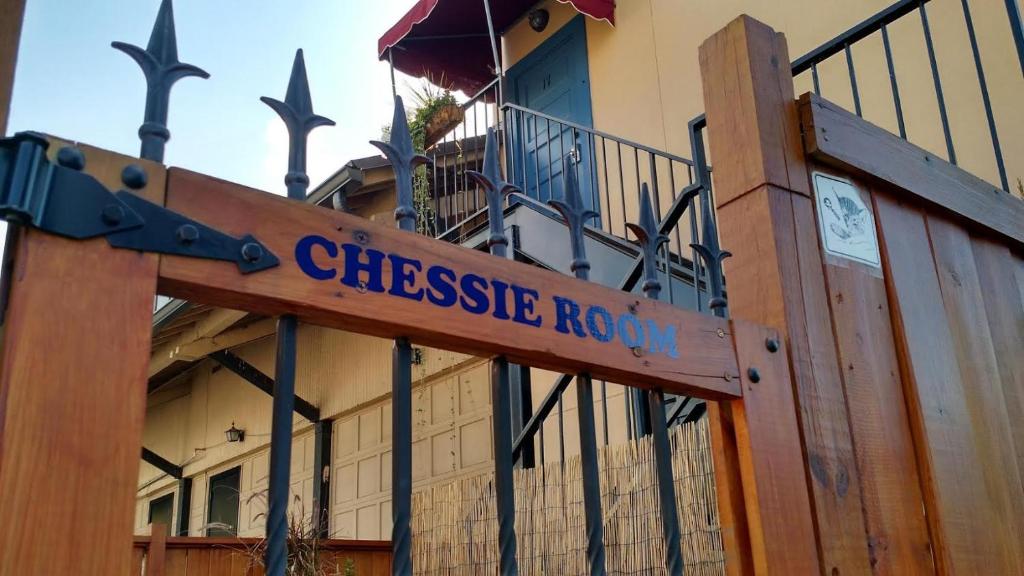 亨廷顿Chessie Room的建筑前读奶酪路的标志
