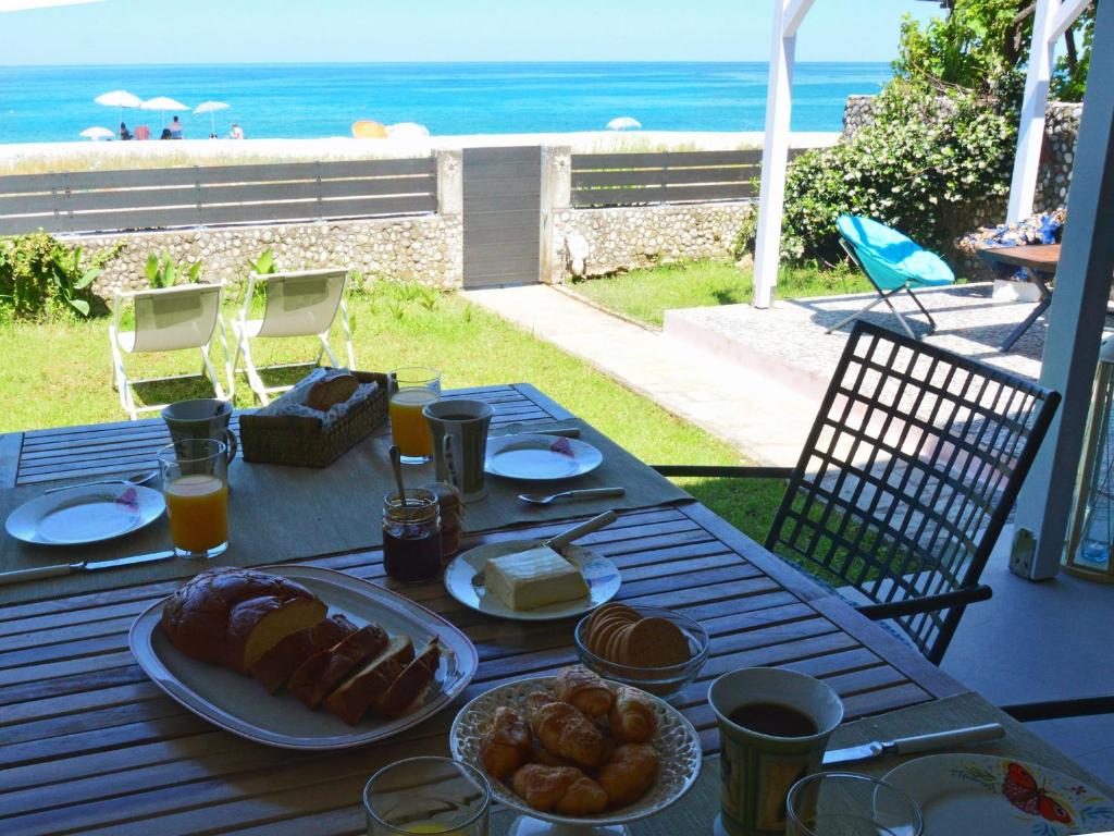 霍里顿Amazing beach house的一张带食物的桌子,享有海滩美景