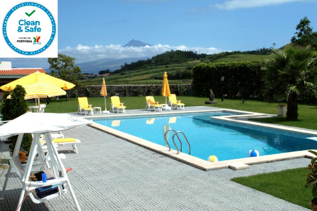 奥尔塔Quinta do Vale的庭院内带椅子和遮阳伞的游泳池
