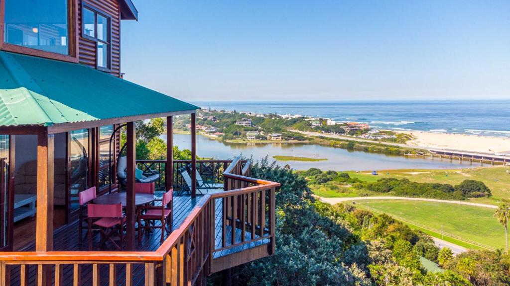 维德尼斯Boardwalk Lodge – Self-Catering的享有海滩美景的阳台
