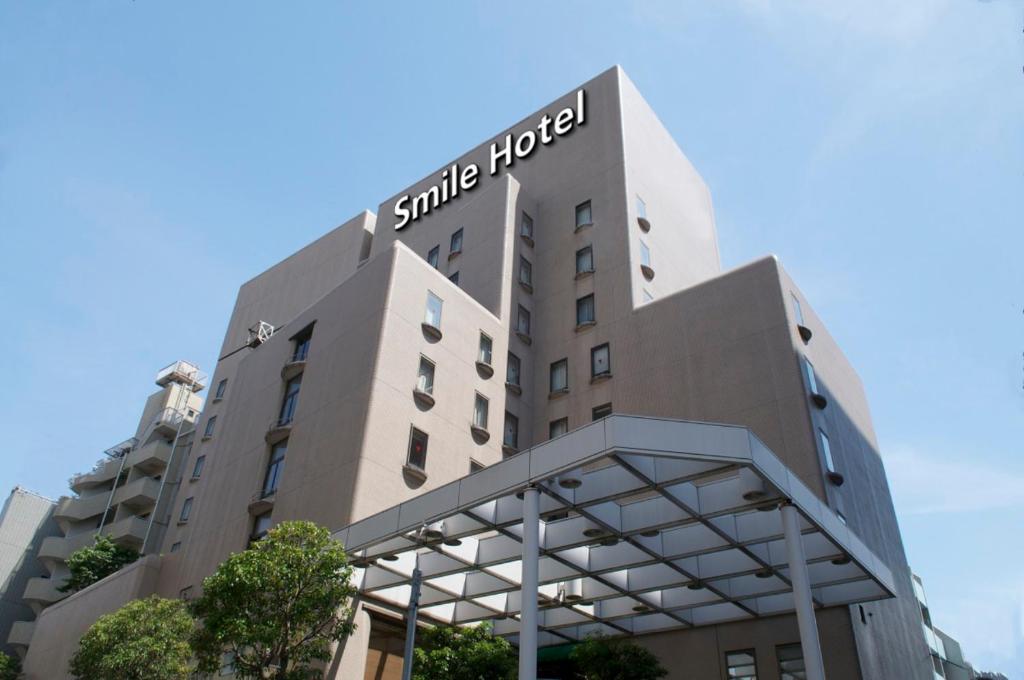东京Smile Hotel Tokyo Nishikasai的上面有标志的建筑