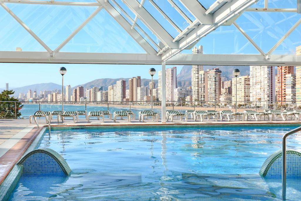 贝尼多姆KAKTUS Hotel Benikaktus的一座城市天际线的游泳池