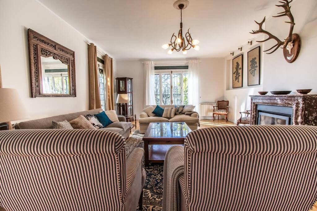 圣阿古斯丁-德瓜达利克斯Preciosa Villa de Campo / Wonderful Country Villa的客厅设有两张沙发和一个壁炉