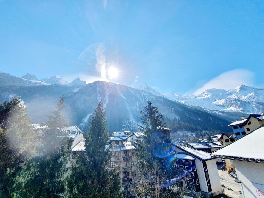 夏蒙尼-勃朗峰La Riviere Vue Mont Blanc的山顶上有太阳的山