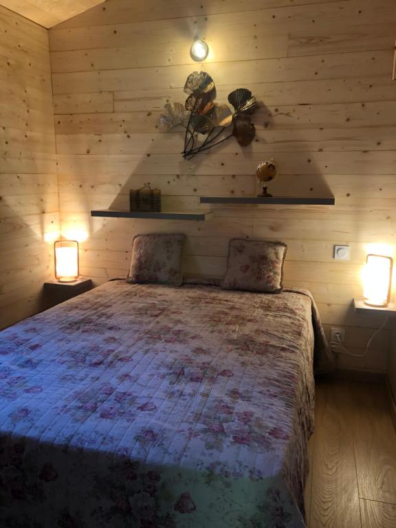 FanjeauxFanjeaux Aude Le Chalet的卧室配有一张带两盏灯的墙壁床。