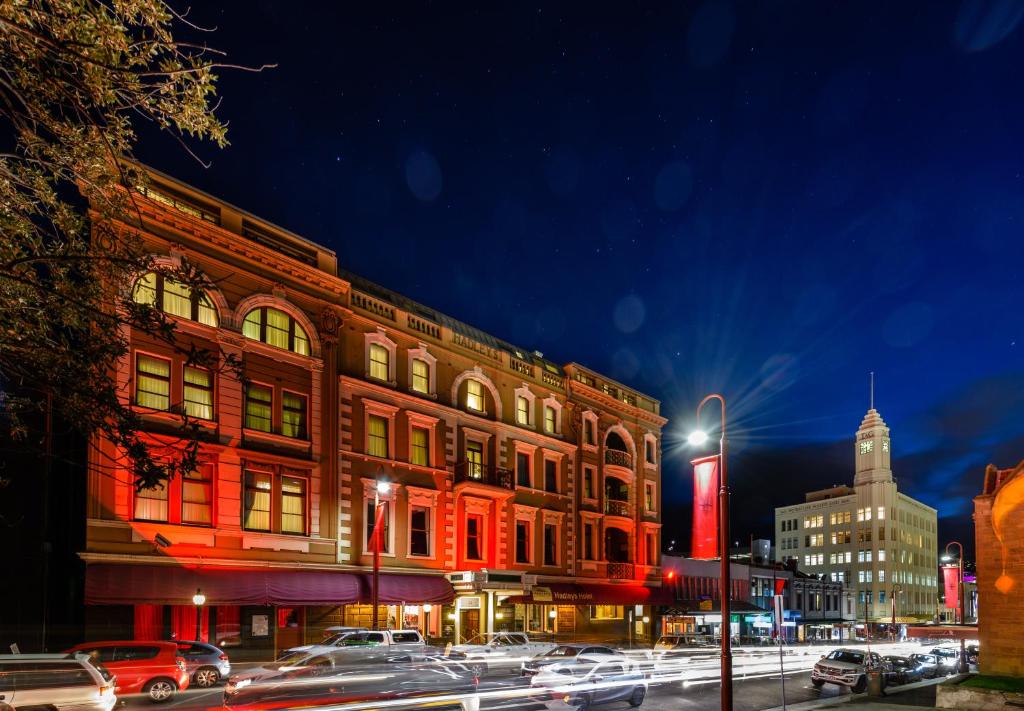霍巴特哈德利东方酒店的夜空在城市街道上,有红灯的建筑