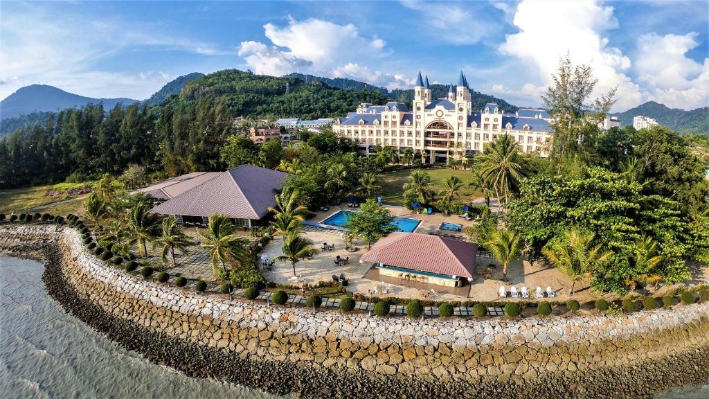 瓜埠Bella Vista Waterfront Resort, Kuah Langkawi的水边度假村的空中景观