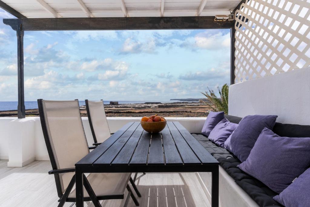 瓜蒂萨Casa Salinas del Mar的海景阳台上的桌椅