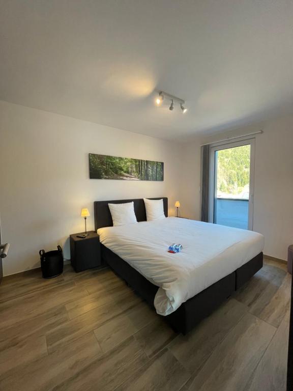 马尔梅迪Penthouse Lebierre的一间卧室配有一张带白色床单的大床