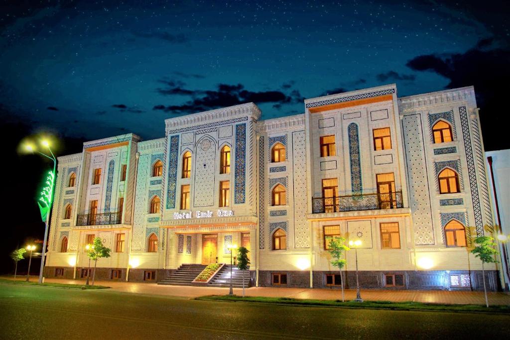 撒马尔罕EmirHan Hotel的一座白色的大建筑