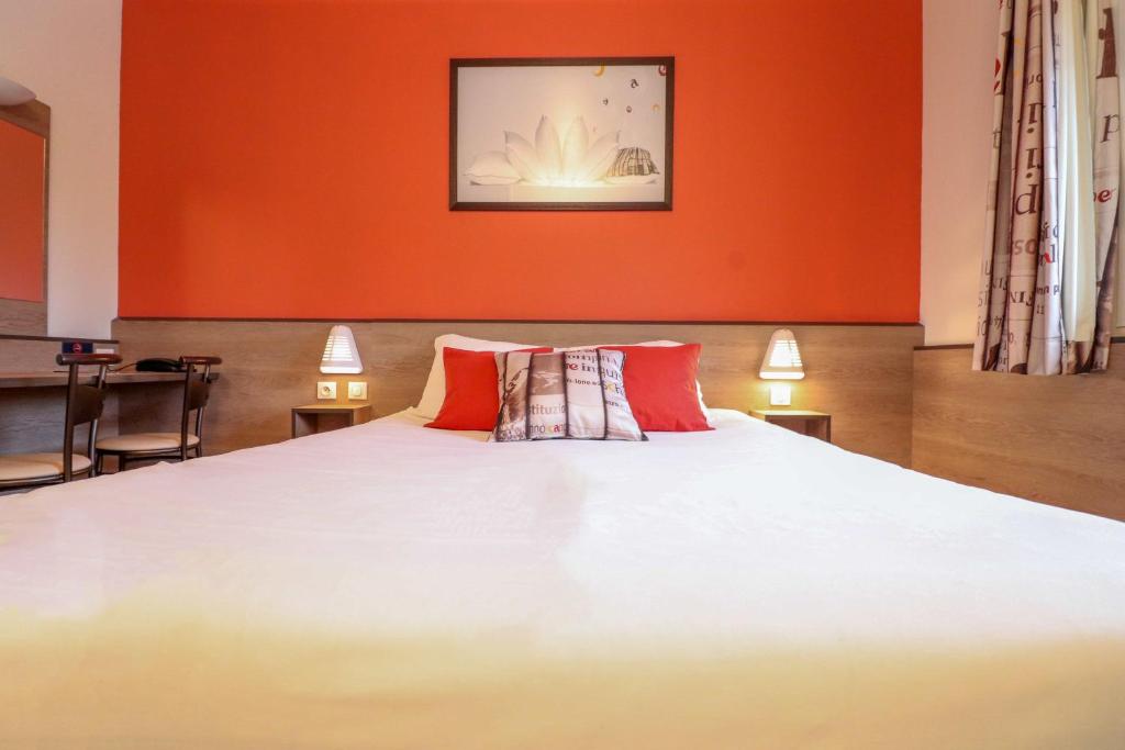 谢尔河畔阿瑟ACE Hôtel Travel Athée sur Cher的一间卧室设有一张带红色墙壁的大床