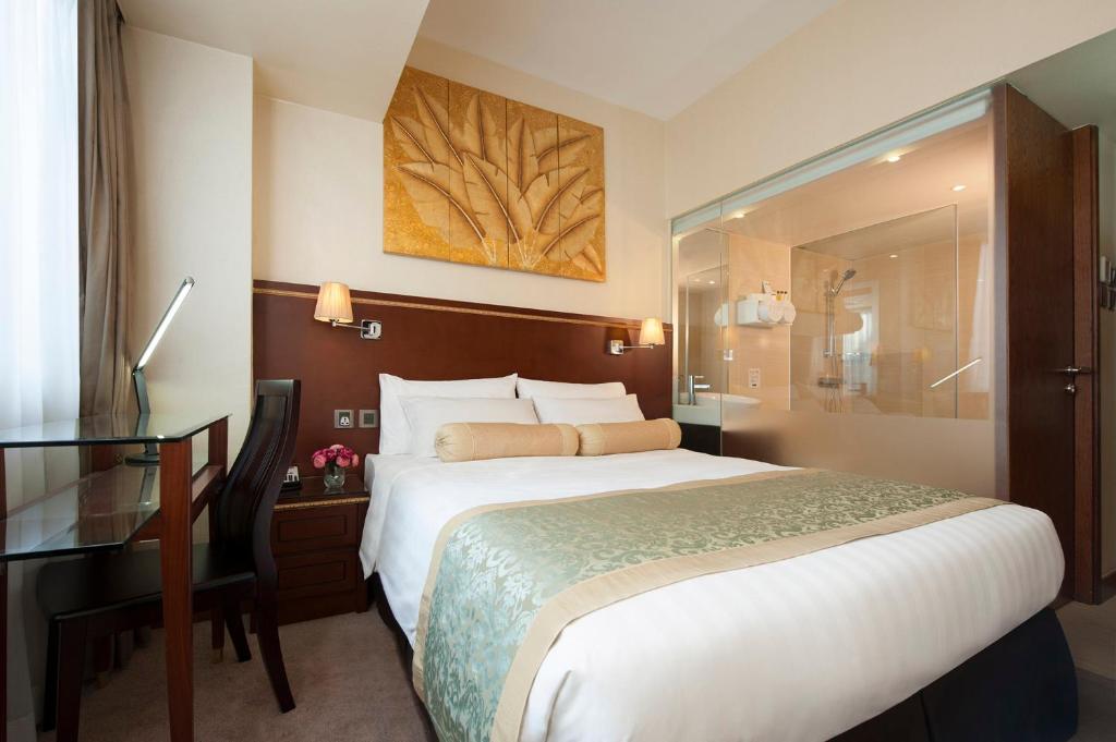 丽骏酒店客房内的一张或多张床位