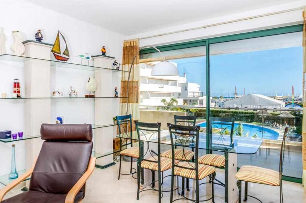 维拉摩拉Sublime Vilamoura Aquamar 106 by JG Apartments的一个带桌椅的阳台和一个游泳池