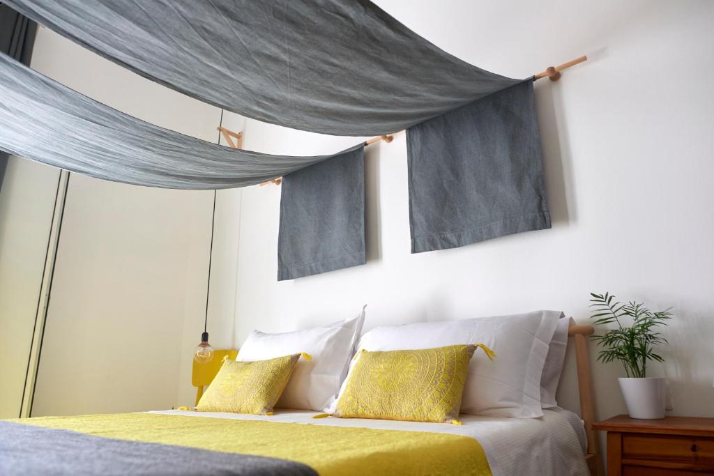 卡斯泰拉马莱Curù的一间卧室配有一张蓝色窗帘的床。
