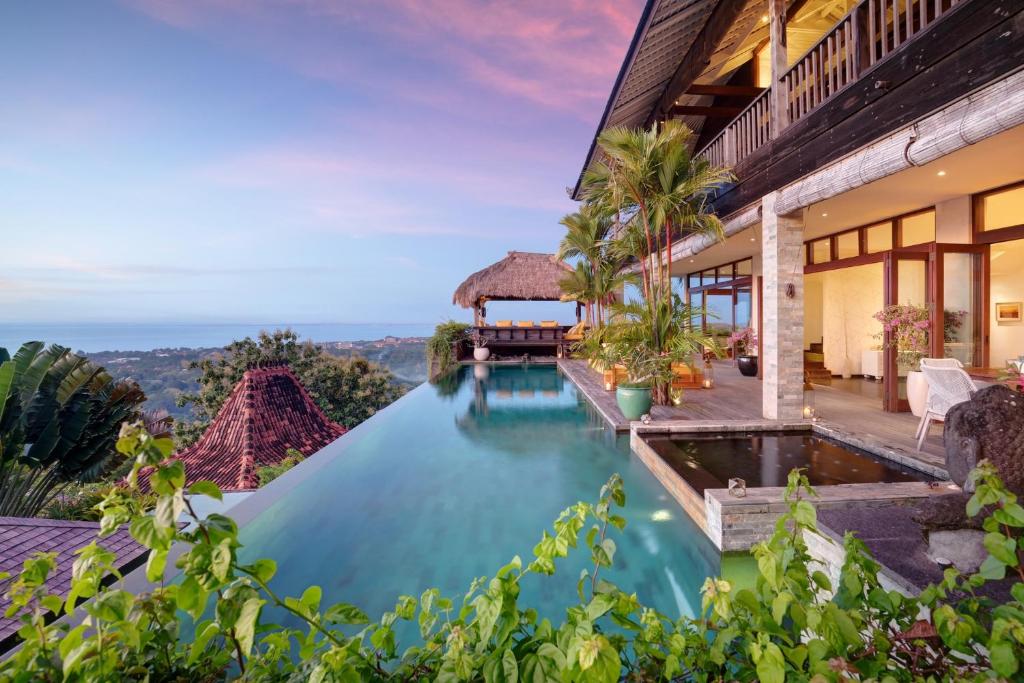 乌鲁瓦图Hidden Hills Villas - Small Luxury Hotels of The World的一座房子里游泳池的形象