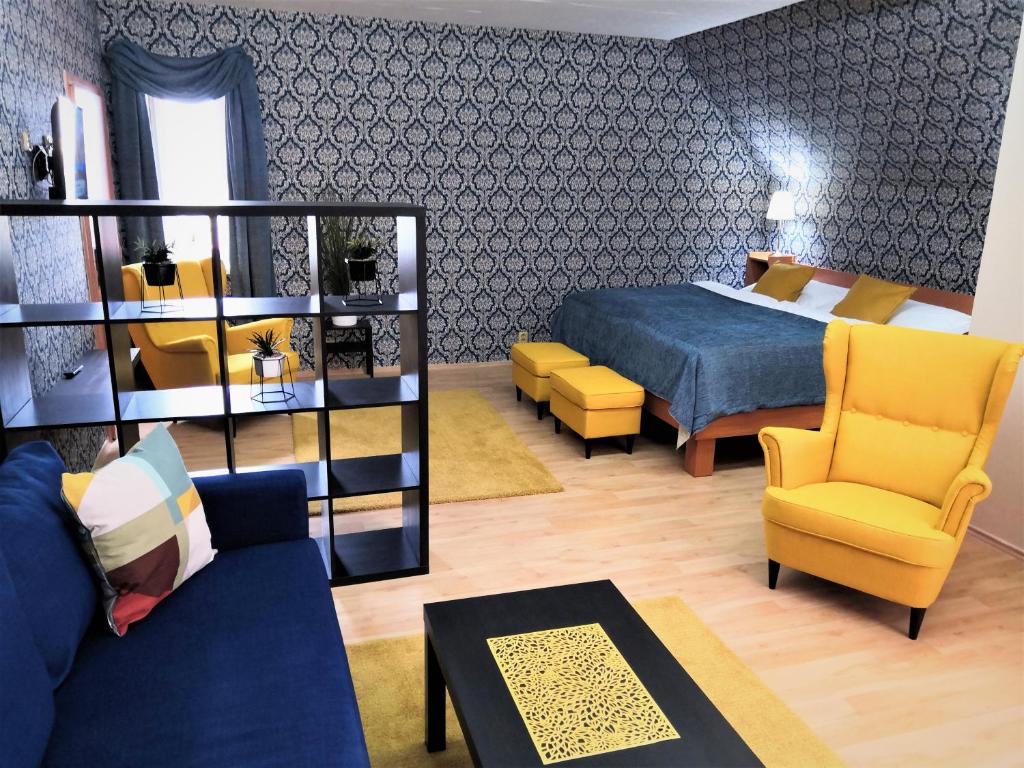 贝内绍夫本尼卡酒店的一间卧室设有一张床和一间客厅。