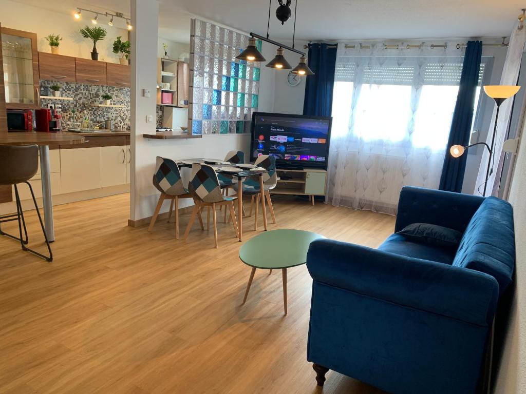 米卢斯Sion City Mulhouse centre的客厅配有蓝色的沙发和桌子