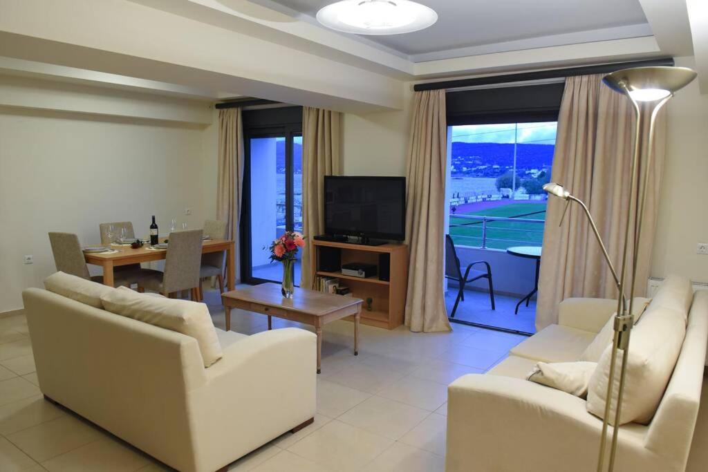 阿基欧斯尼古拉斯Dr Vasi Holidays House的客厅配有2张白色沙发和1台电视