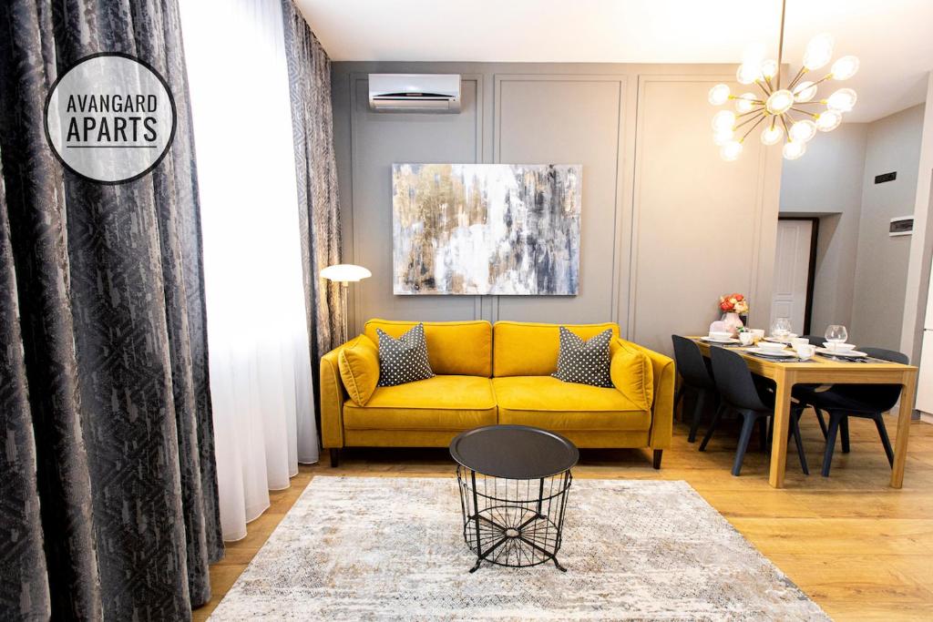阿特劳Avangard Aparts - Sun Town的客厅配有黄色的沙发和桌子