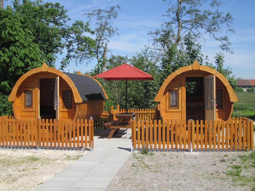 金茨堡Schlaffass-Camping Gutshof Donauried的小木屋设有围栏和桌子
