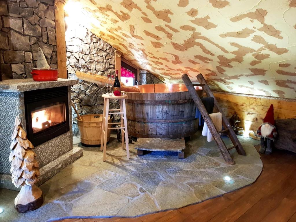 皮亚扎托雷ALLA STALLA Suite & Chalet的客房设有木制浴缸和壁炉。