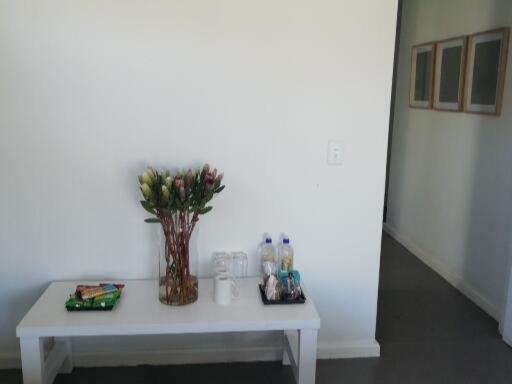 克尼斯纳Knysna Budget Friendly Stay的一张白色的桌子,上面有花瓶