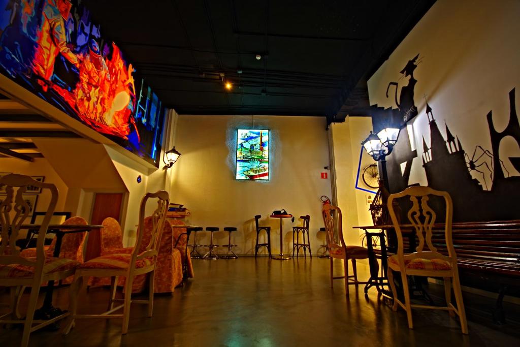 毕尔巴鄂奥尔艾恩旅舍的配有桌椅和彩色玻璃窗的房间