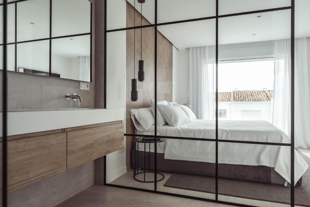 马贝拉Exclusive House located in Prime location的浴室设有床、水槽和镜子