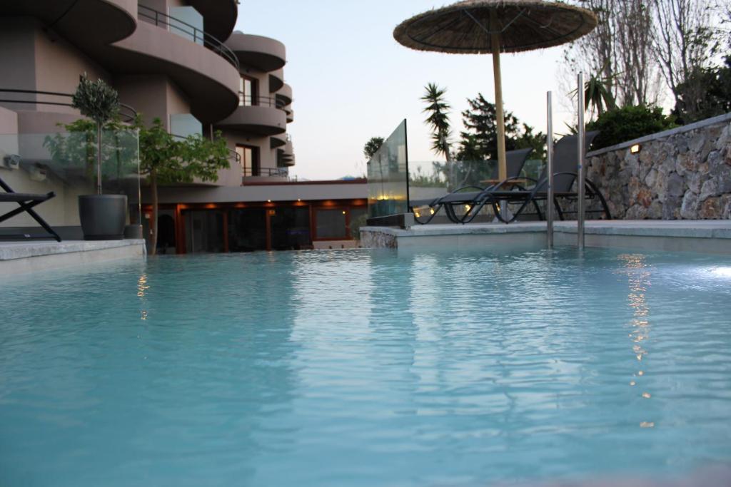 法里拉基约翰玛丽旅馆的一座带遮阳伞的游泳池