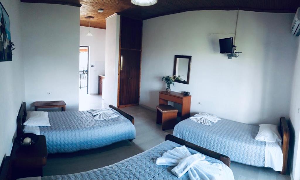 拉加纳斯Katerina Studios的酒店客房,设有两张床和镜子