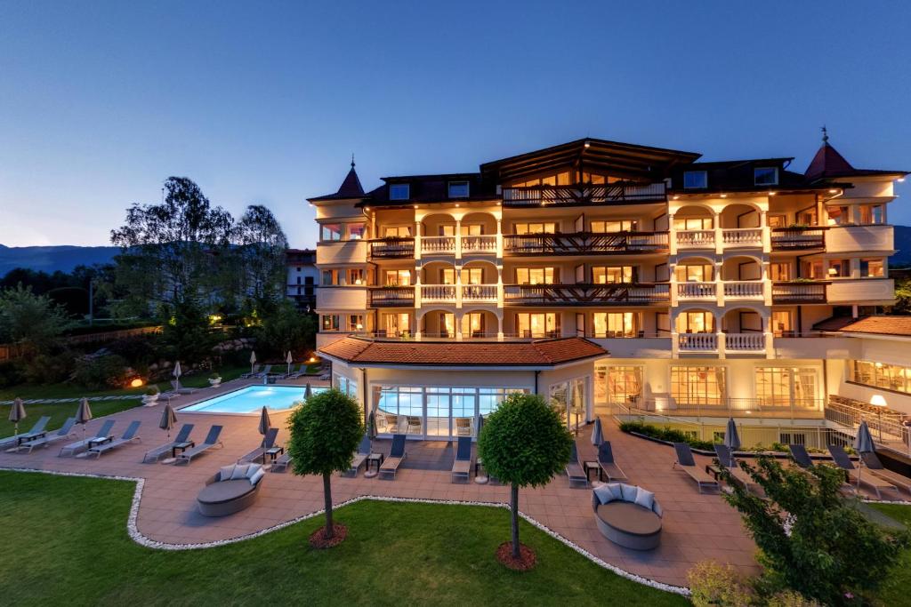 布鲁尼科Majestic Hotel & Spa Resort的享有酒店空中美景,设有游泳池