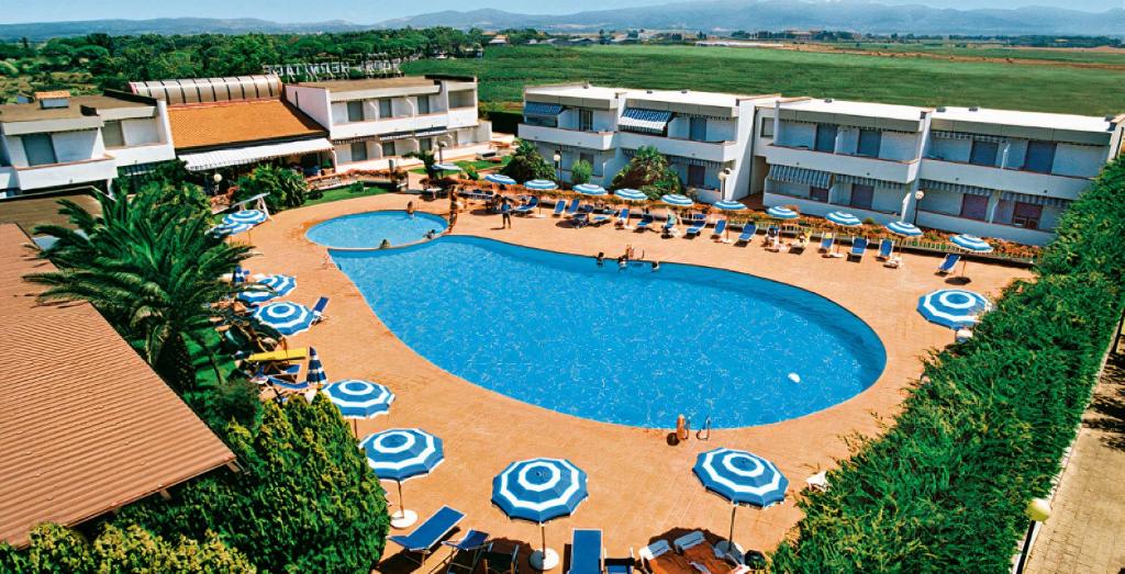 毕博纳的码头Hotel Riva Etrusca的享有度假村游泳池的顶部景致