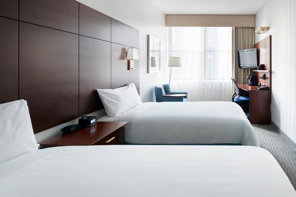 芝加哥中央鲁普酒店的酒店客房配有两张床和一张书桌