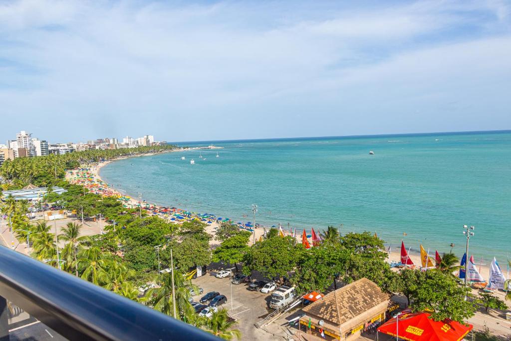 马塞约Duplex Neo 2.0 na Praia de Pajuçara的阳台享有海滩和大海的景致。