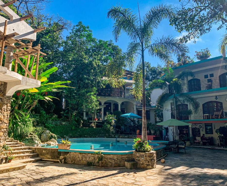 希利特拉Hotel Paraíso Encantado的一座房子前面设有游泳池