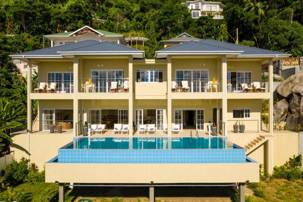 GlacisVilla Panoramic Seaview的享有带游泳池的房屋的空中景致