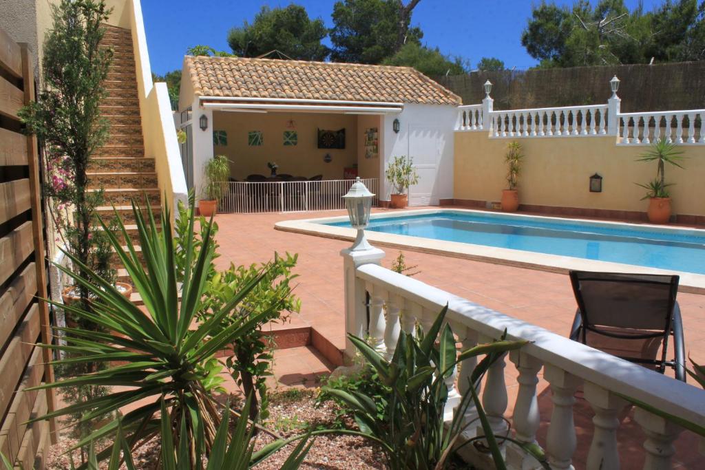 圣米格尔德萨利纳斯Villa Castillo Nuevo with optional Heated Private Pool的一座带游泳池和房子的别墅