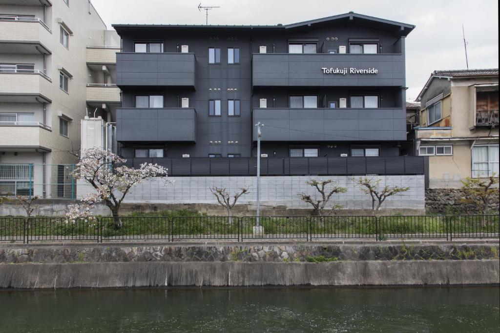 京都Tofukuji Riverside的水体旁边的黑色建筑
