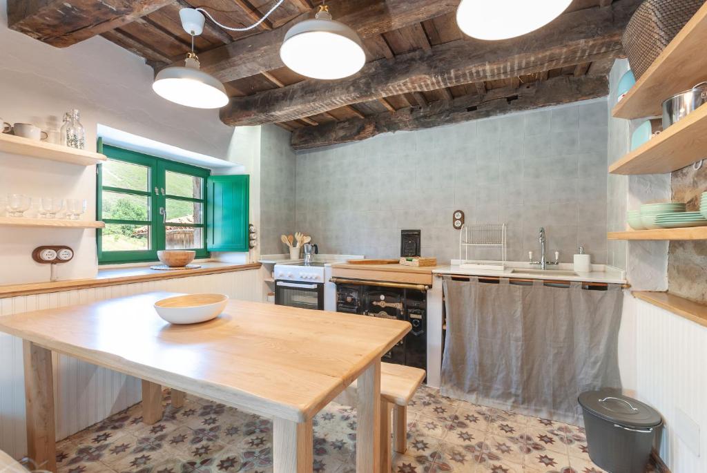 La FocellaTerra Ecoturismo Casa La Casita verde的厨房配有木桌和水槽。